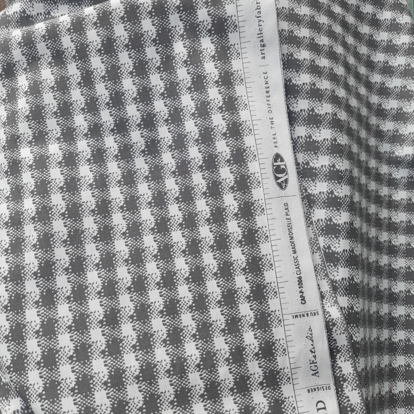 Art Gallery - Capsules , classic Mademoiselle Plaid .