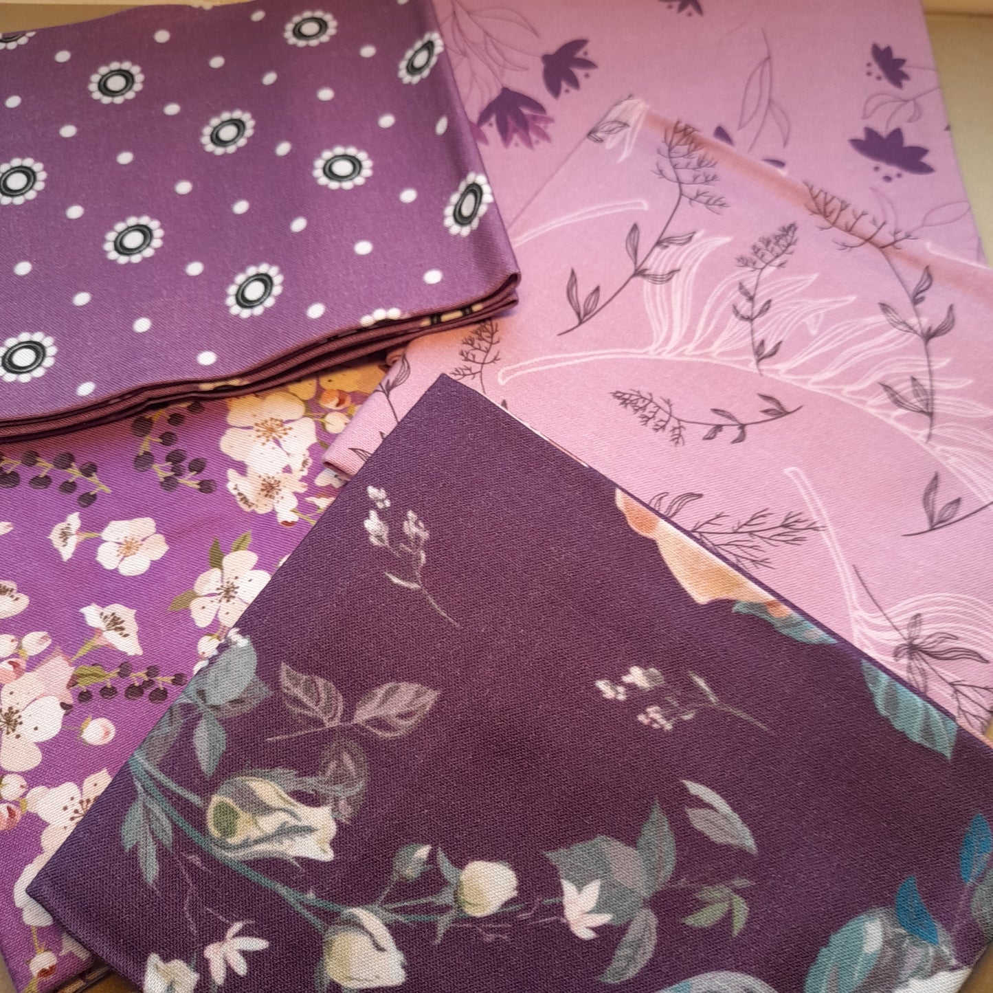 Fat Quarters : Olde World Lilac .