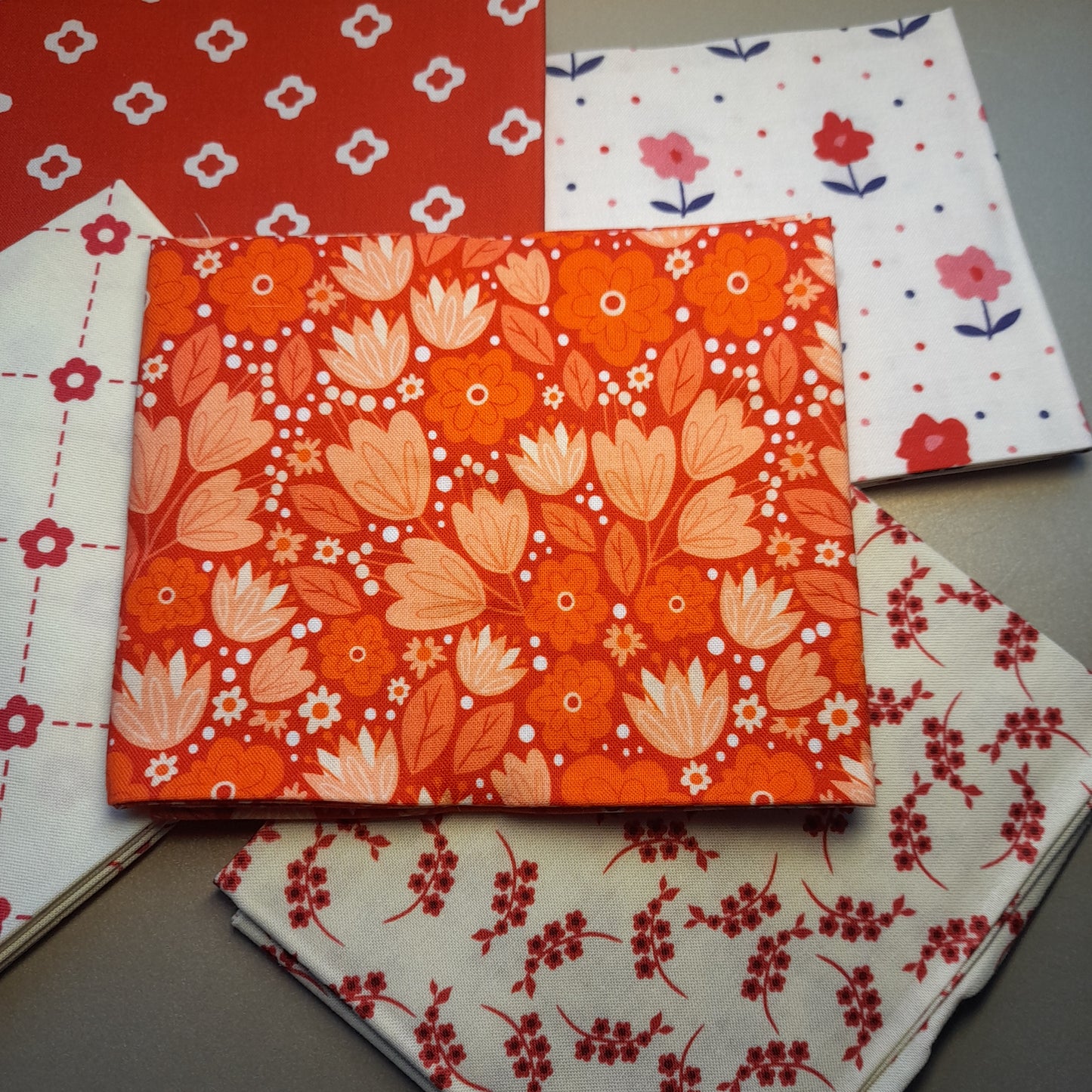 Fat Quarters : Countryside Red .