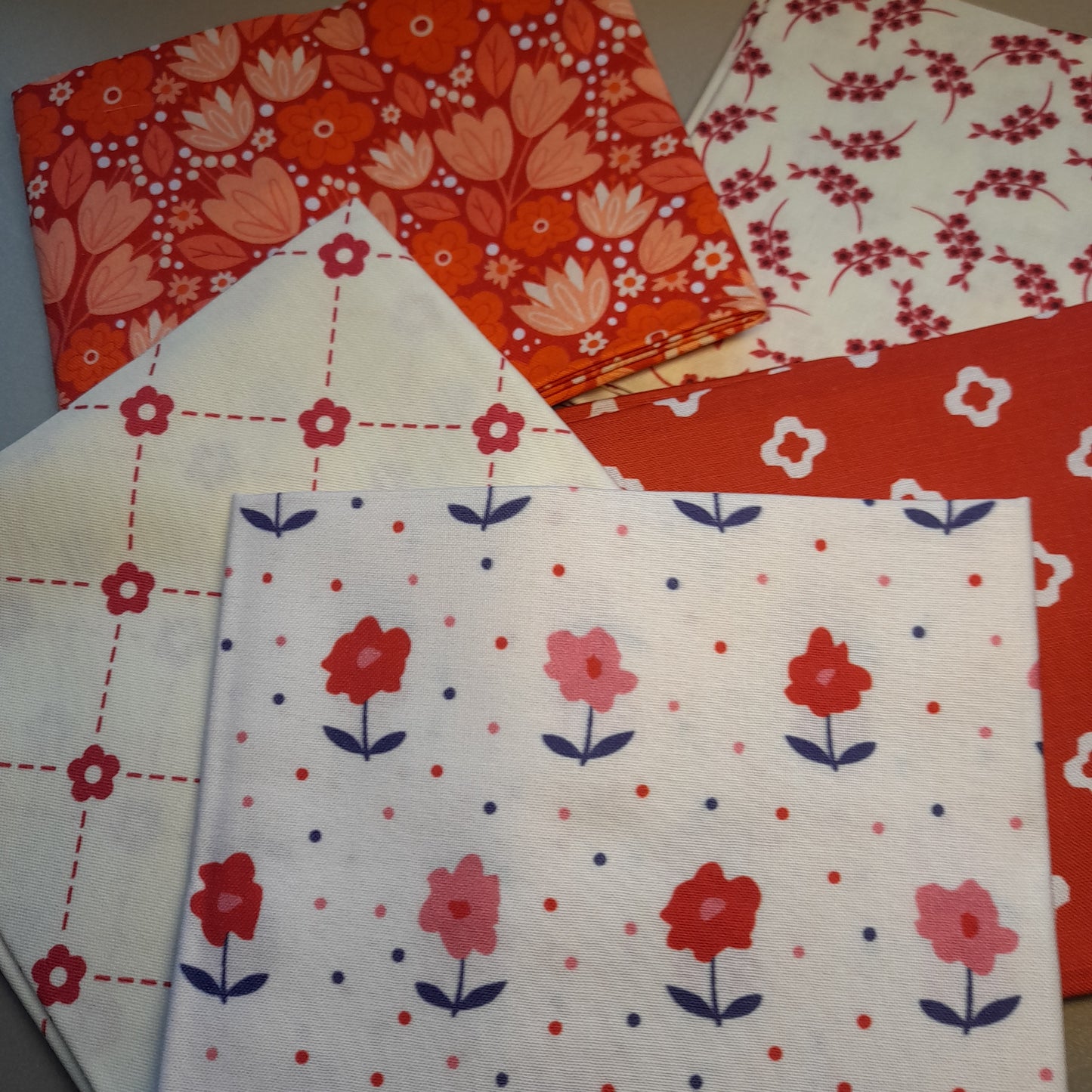 Fat Quarters : Countryside Red .